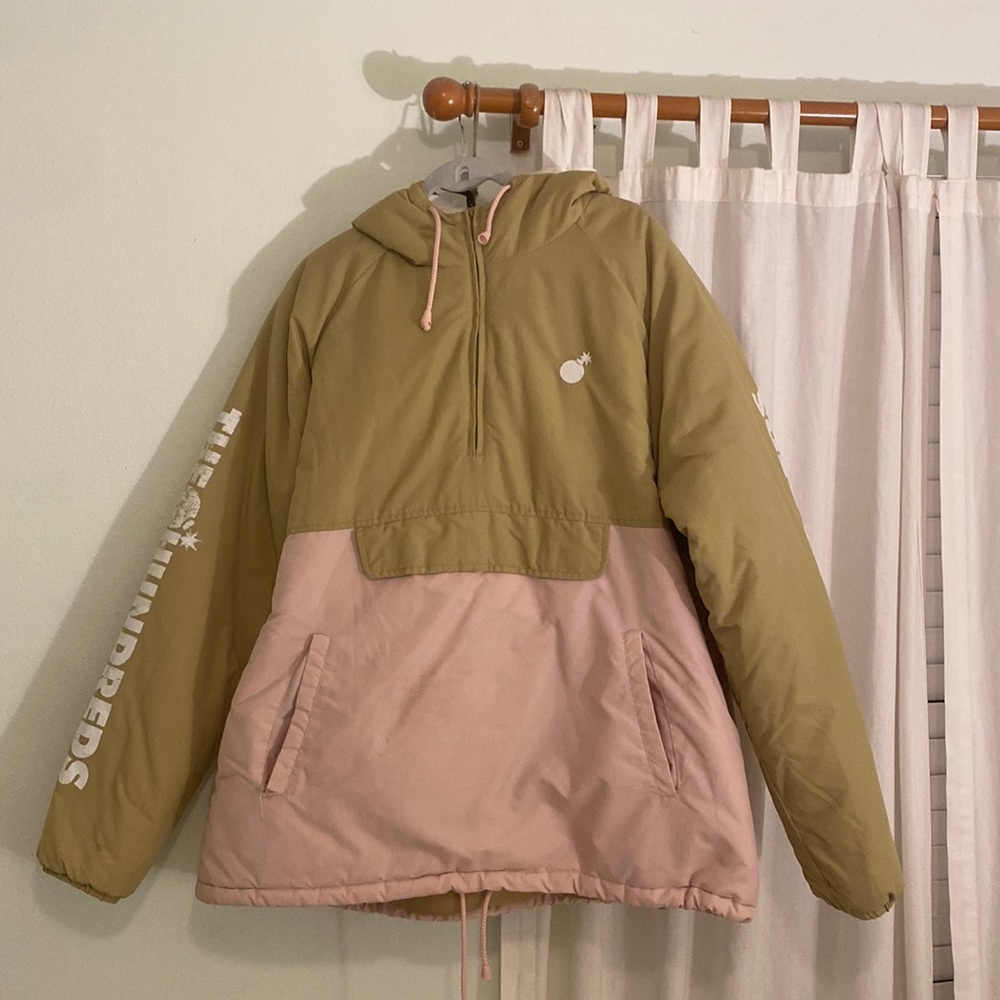 The hundreds snow/puffer jacket size 2xl light fading on the sleeve
